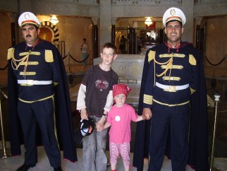 Op de foto met de erewacht. Er heerst hier een erg vriendelijke sfeer.