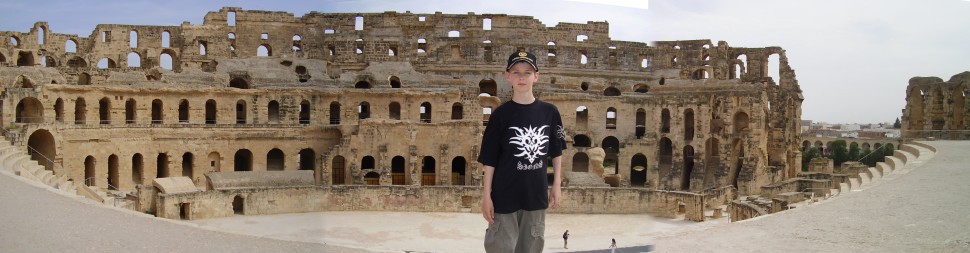 Janwillem in het colloseum van El-Jem