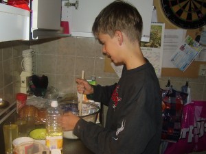 janwillem maakt brooddeeg om te kleien