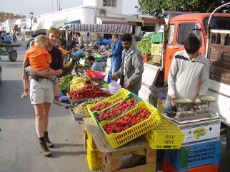Markt in El-Jem, aarbeien voor een prikkie.