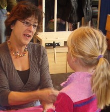 juf Tina neemt de traktatie in ontvangst