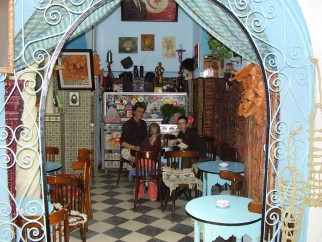 Een drankje in een cafeetje. In Tunis voor 1 dinar, in Sousse voor 7 dinar.