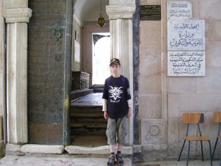 Indrukwekkende deuren met beslag. De overdekte winkelstraatjes in Tunis kunnen afgesloten worden.