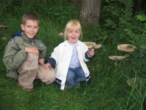 Poseren bij de grote paddestoelen