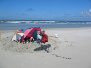 Janwillem zit te gameboyen terwijl Maarten en Willemijn een nieuwe vlieger oplaten