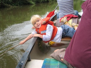 Willemijn vist naar takken en bloemen