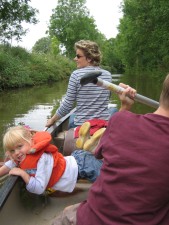 Marion voor, Maarten achter en de kinderen er tussenin. Ieder met een peddel