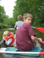 Marion voor, Maarten achter en de kinderen er tussenin. Ieder met een peddel
