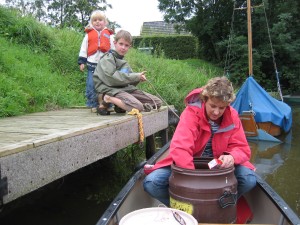 De bagage gaat in waterdichte tonnen