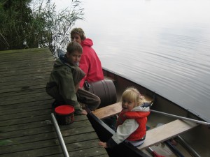 De kano is net weer te water gelaten