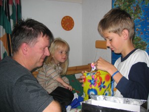 Kado's uitpakken op bed. Klik hier voor meer...