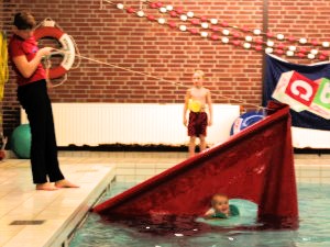 Door het gat zwemmen