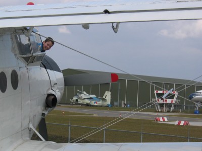 Steven hangt uit het raam