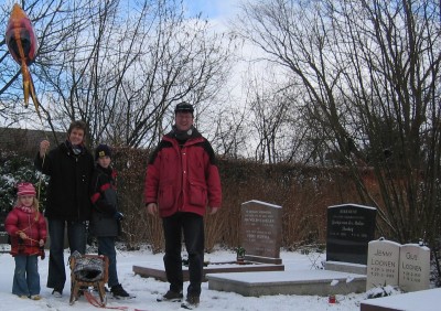 De hele familie klaar voor het loslaten van de verjaardagsballon van Gijs