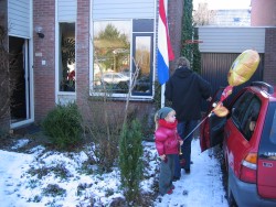 Thuis hangt de vlag uit en is de kamer versierd met slingers