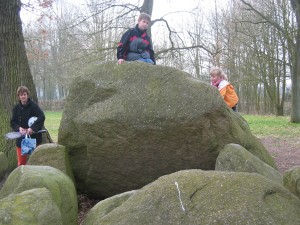 klauteren op het hunnebed van Grolloo