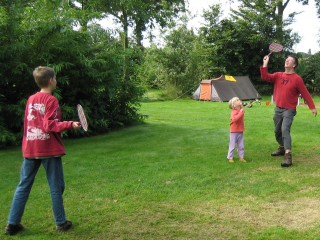 Janwillem is steeds aan het badmintonnen