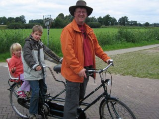 Met drie personen op een tandem een rondje Gramsbergen