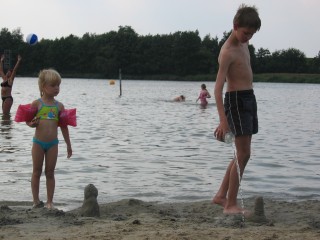 Beide kinderen in een karakteristieke houding