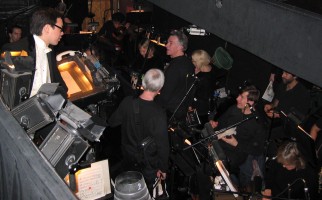 de bak met een orkest van 30 musici