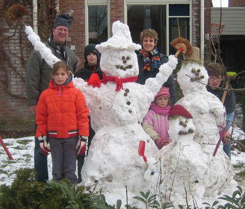 de familie Sneeuwpop met alle bouwers