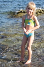 Willemijn zoekt schelpen