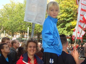 Willemijn, Marion en Debby wachten op het Hereplein