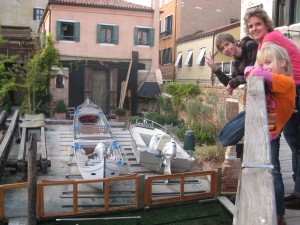 een bootje op het droge