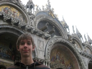 Janwillem voor de basiliek