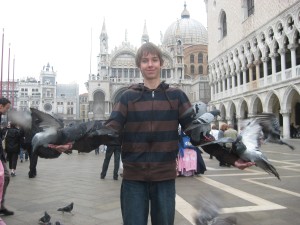 Janwillem trots met de handen vol duiven