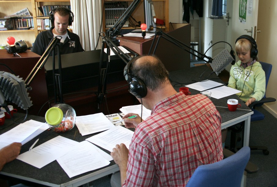 onze auto en tent links