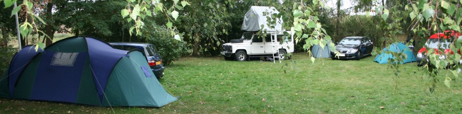 onze auto en tent links