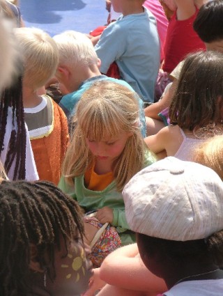 Willemijn tussen de kinderen