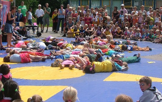 Alle kinderen liggen terwijl juf Tina vertelt