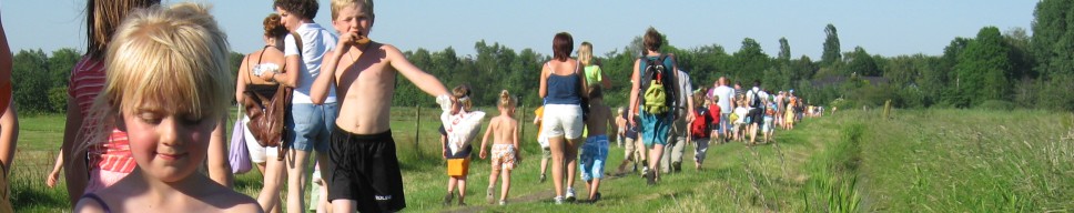 Wandelen samen met de klas. De school zorgt voor versnaperingen onderweg.