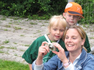 Trotse ouders maken foto's