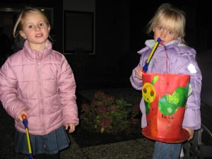 Samen met Ellen lampionnetje lopen