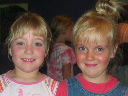 Marit en Willemijn zijn opgemaakt voor de voorstelling