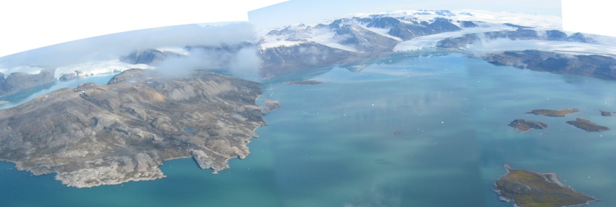 De noordzijde van Kongsfjorden. Links Blomstranden met de verlaten marmermijn Ny-London, rechtsvoor de broedeilanden van de Brandganzen. Ny-Ålesund ligt aan de zuidzijde van Kongsfjorden